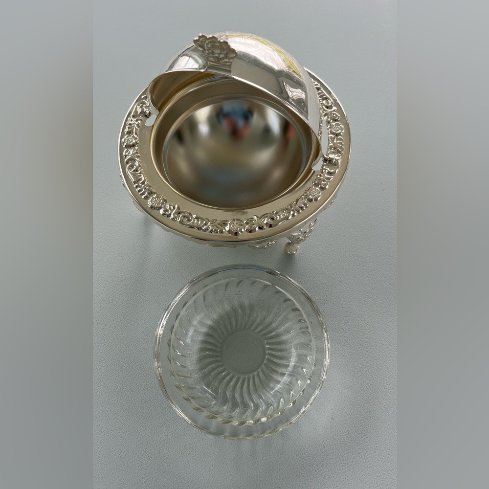 Vintage Butter / Caviar Dish Glass Bowl
Silver Plate Rolling Cover 90’s